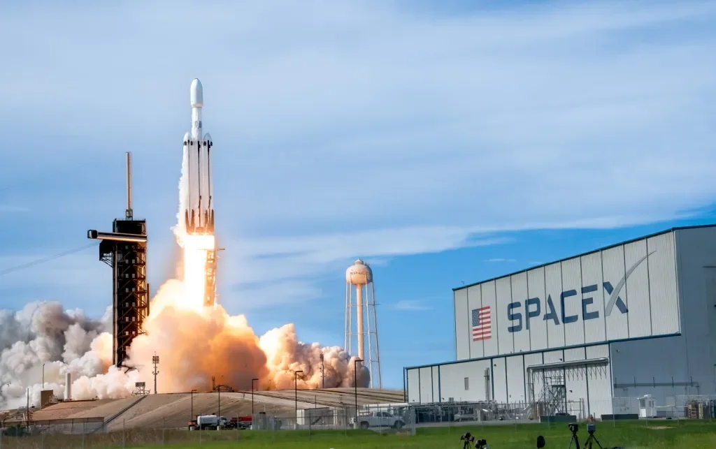 SpaceX Falcon Heavy rocket during liftoff. Photo: SpaceX